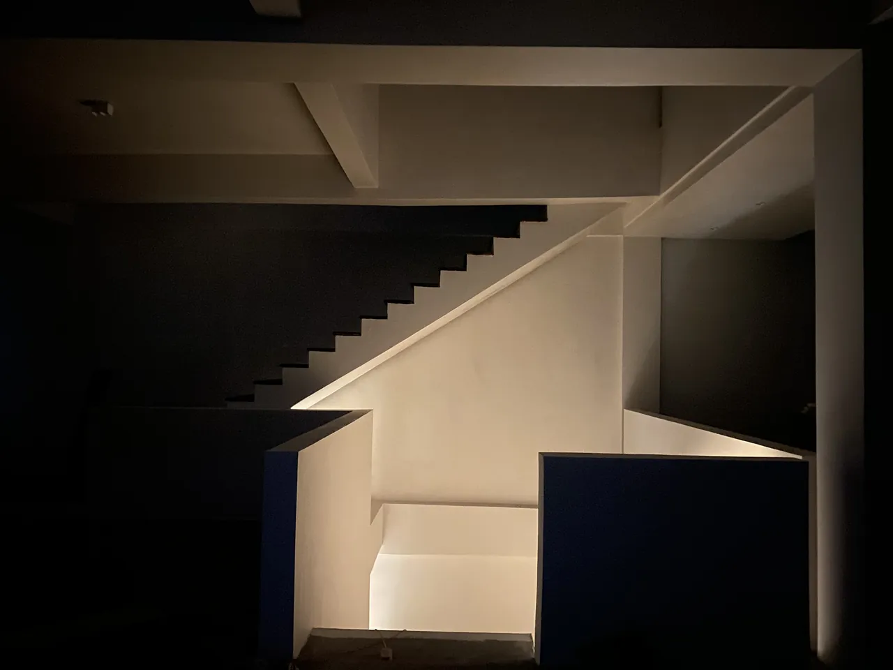 楼梯井灯带与踏步